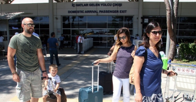 Antalya'ya gökten turist yağıyor