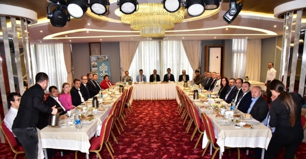 Vali Deniz, turizmcilerle bir araya geldi