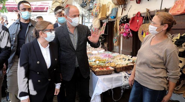 Bakan Pekcan, depremden etkilenen Seferihisar'da incelemelerde bulundu